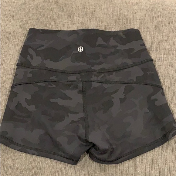 SOLD —-Lululemon In movement short everlux - Picture 3 of 3
